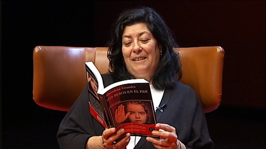 Almudena Grandes leyendo uno de sus libros