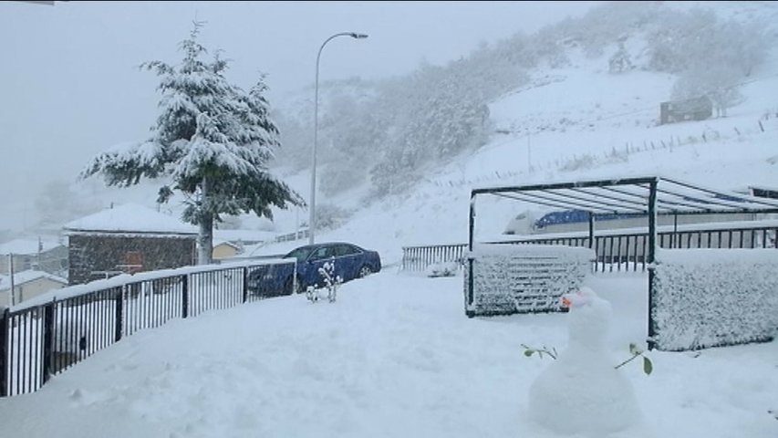 Paisaje nevado en un alto de montaña tras el paso por Asturias de 'Arwen'