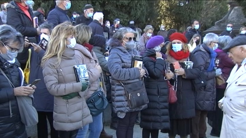  Centenares de personas homenajean a Grandes llevando un libro a su entierro 
