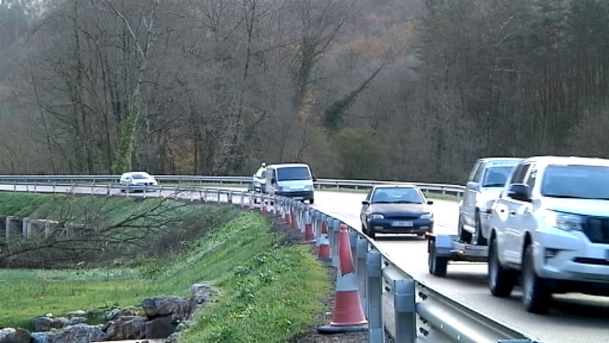 Cortado uno de los carriles en el bypass de Casazorrina, en Salas