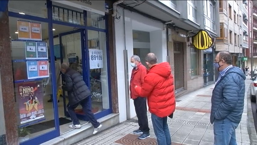 Colas para cobrar lotería en Avilés