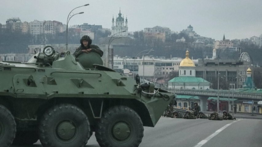 Militares ucranianos preparados para defender Kiev