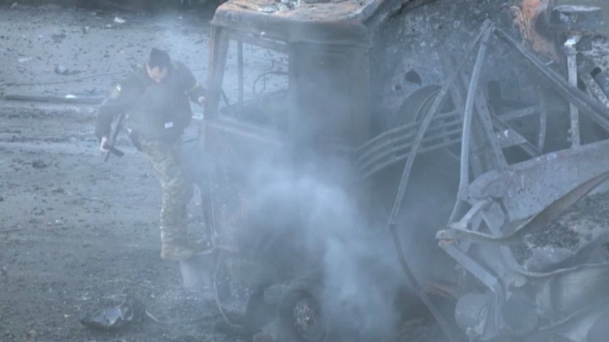 Un soldado frente a un tanque en uno de los múltiples ataques de Rusia a Ucrania en su territorio