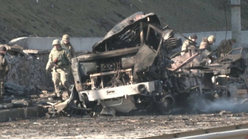 Soldados y tanques bombardeados en uno de los ataques de las milicias rusas