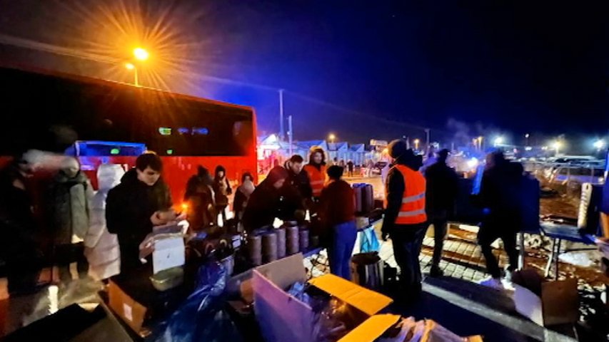 La ONG World Central Kitchen dispensa comidas en la frontera entre Polonia y Ucrania