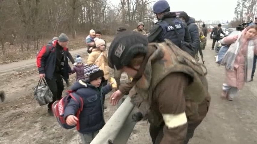 Familias huyendo de Irpin en medio de bombardeos rusos