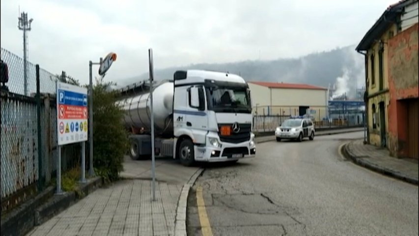 Un camión de leche escoltado por la Guardia Civil 