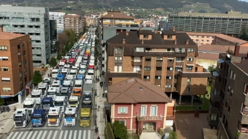 Colas de transporte en el centro de Oviedo