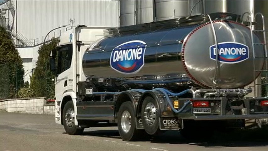 Camión entrando en las instalaciones de Danone en Salas