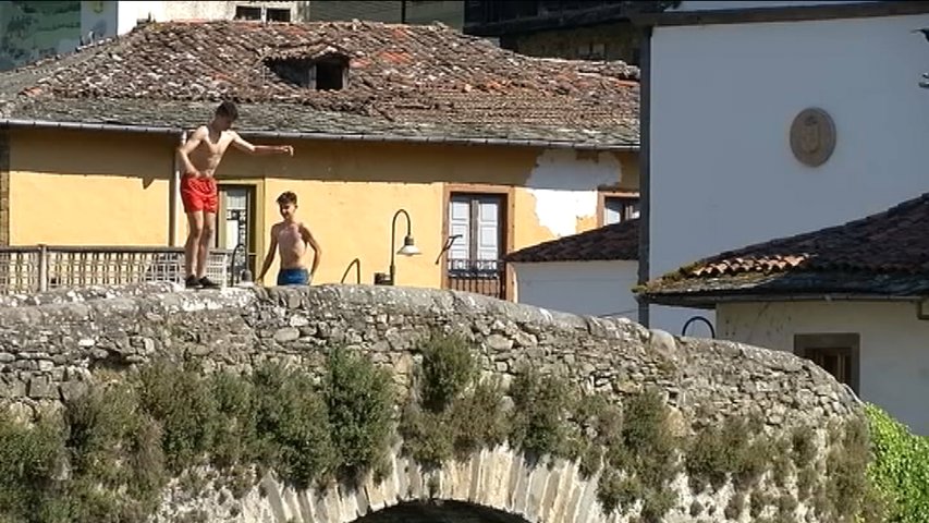 Jóvenes saltando desde el puente de Ambasaguas en Cangas del Narcea