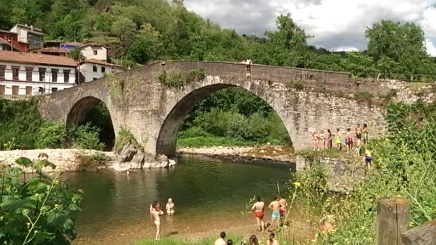 bañistas en el Puente d' Arcu (Laviana)