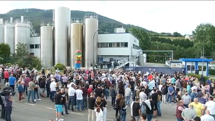 Cientos de personas se concentran contra el cierre de la planta de Danone