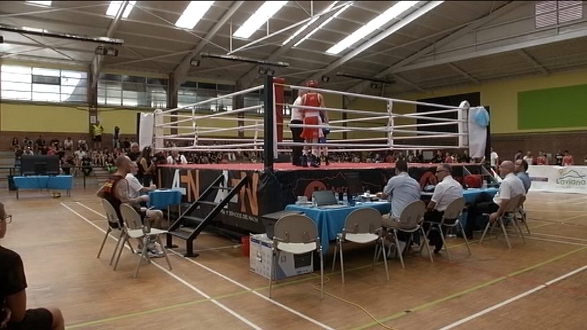 Un campeonato de boxeo llena La Pola Llaviana