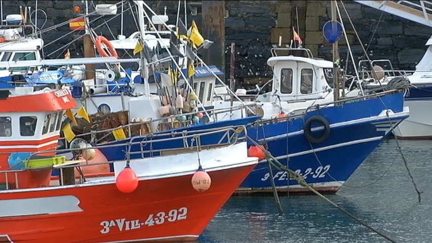 Embarcaciones pesqueras amarradas a puerto en Asturias