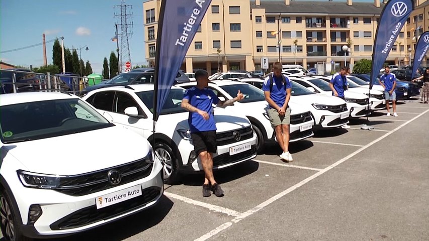 Los futbolistas del Real Oviedo reciben los coches de uno de sus patrocinadores históricos