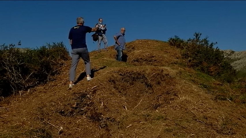 Varios voluntarios recuperan algunas partes de las trincheras de la Guerra Civil en El Mazucu