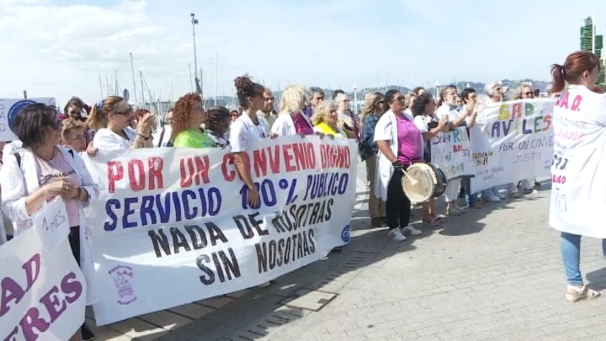 Manifestación de las trabajadoras del SAD por las calles de Gijón