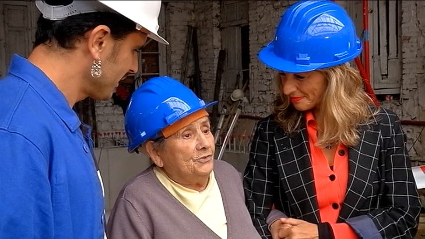 Yolanda Díaz, con Rodrigo Cuevas y una lugareña, en su visita por Asturias