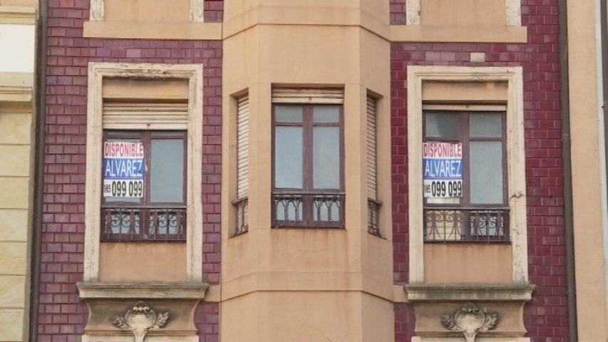 Un piso con carteles de alquiler en Gijón