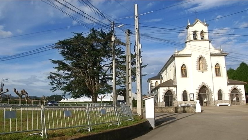 Preparativos en el prao de la Iglesia de Cadavéu para la entrega del Pueblo Ejemplar