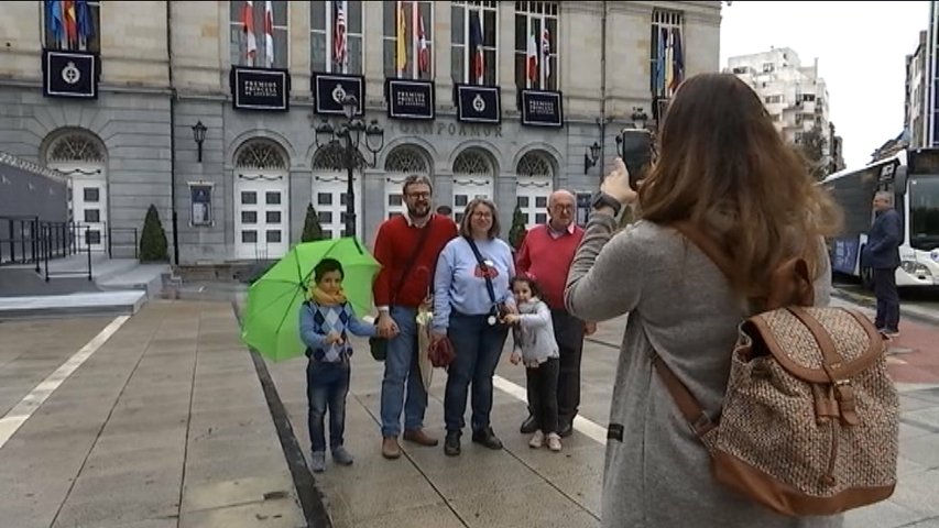 Mucho ambiente en las calles de Oviedo, a pesar de la lluvia