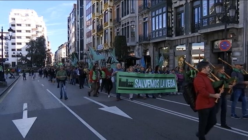 Concentración de la plataforma Salvemos La Vega por las calles de Oviedo