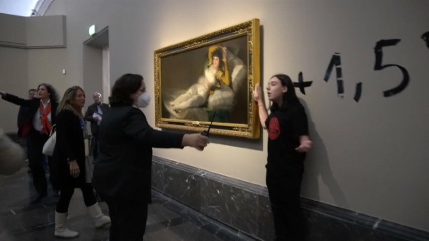 Dos activistas pegadas a 'Las Majas' de Goya en el Prado