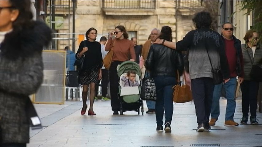 Gente paseando en un fin de año caluroso en Gijón