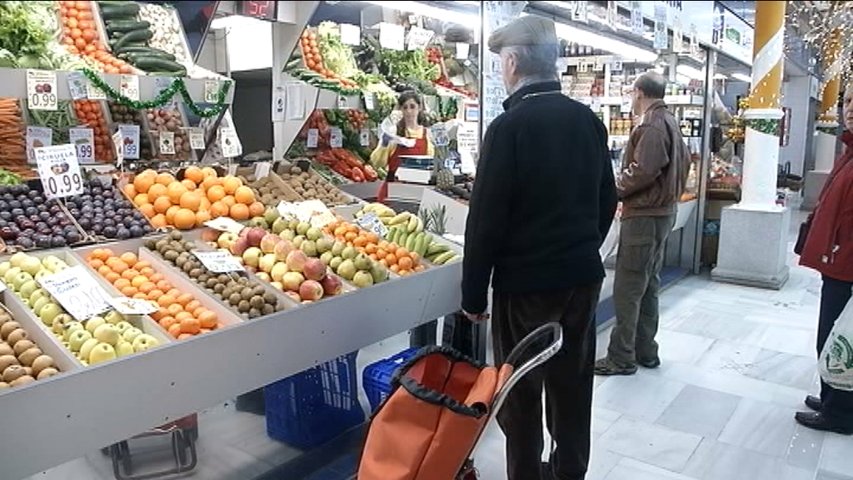 Muchos compradores en una frutería en el primer día laborable de los alimentos sin IVA