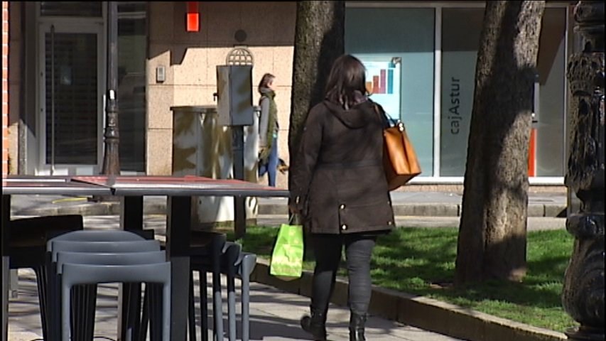 Una mujer asturiana de camino a su trabajo