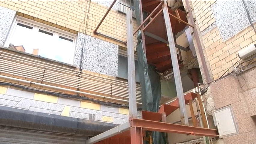 La comunidad de vecinos afectada por las obras de un ascensor denuncia a la empresa ante la Policía