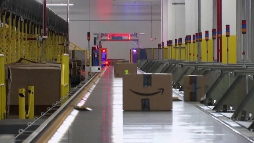 Una cinta de cajas en un almacén de Amazon