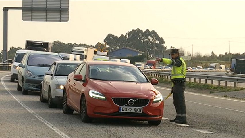 Reabre al tráfico la autovía entre Asturias y Galicia cerrada por los incendios