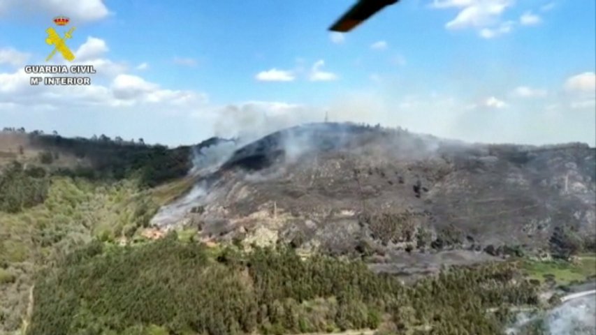 El Monte Naranco, arrasado por los incendios con varios focos activos durante todo el día