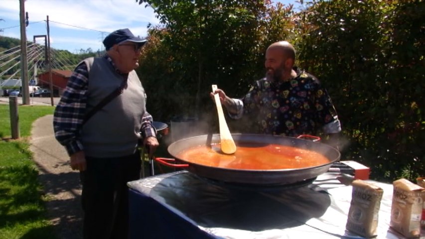 Paellera en la folixa gastronómica de Soto Ribera