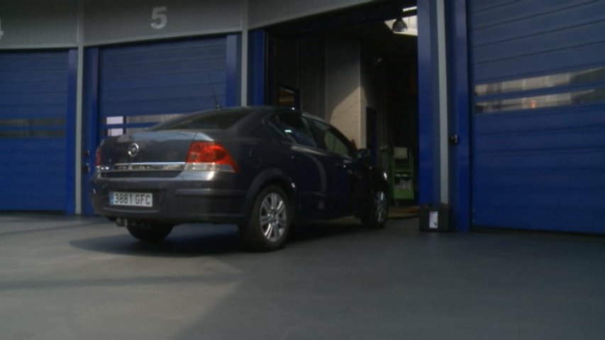 Un coche entra a realizar la ITV en Itvasa Gijón