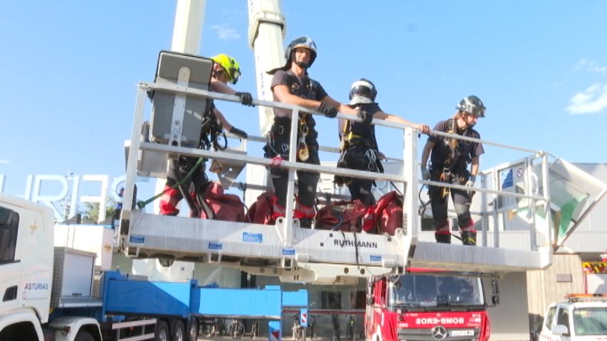 Bomberos del parque de Gijón realizan un simulacro de rescate en colaboración con Grupo Roxu