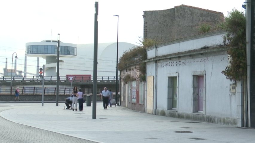 Vecinos y miembros del sector turístico creen que la recuperación de la muralla de Avilés ayudará al comercio