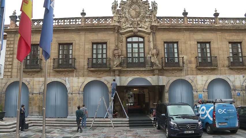 Instalan los vinilos que cubrirán los andamios del Hotel de La Reconquista