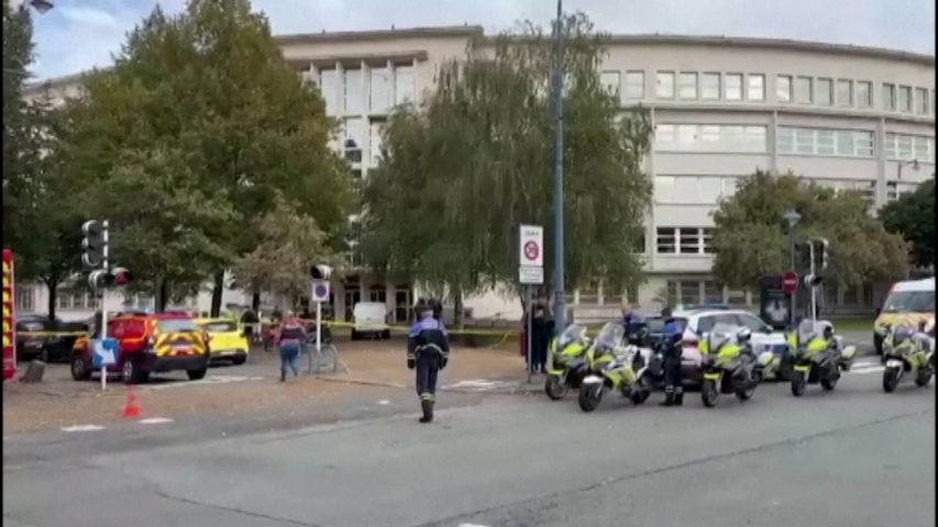 Un profesor muerto y dos personas heridas graves en un ataque terrorista en un liceo francés