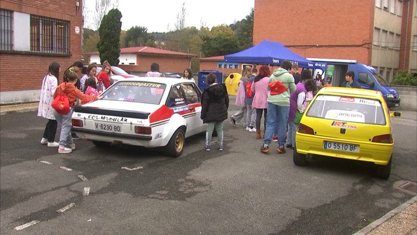 El Rally Ciudad de Langreo acerca el automovilismo a los escolares del colegio Juan Luis Iglesias de Sama