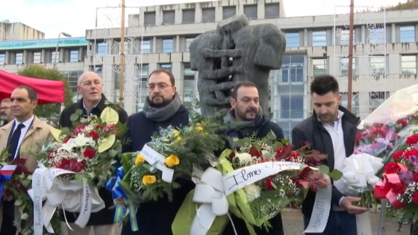 Mieres recuerda a Aníbal Vázquez en la ofrenda floral por Santa Bárbara