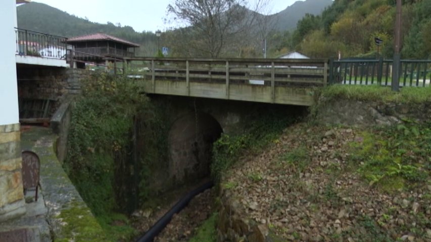 Un socavón en Caravia afecta al pilar de un puente de la N-632