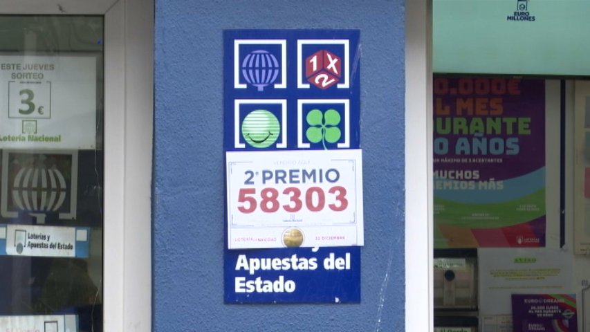 Cartel del segundo premio de la lotería de Navidad en una administración de Cudillero