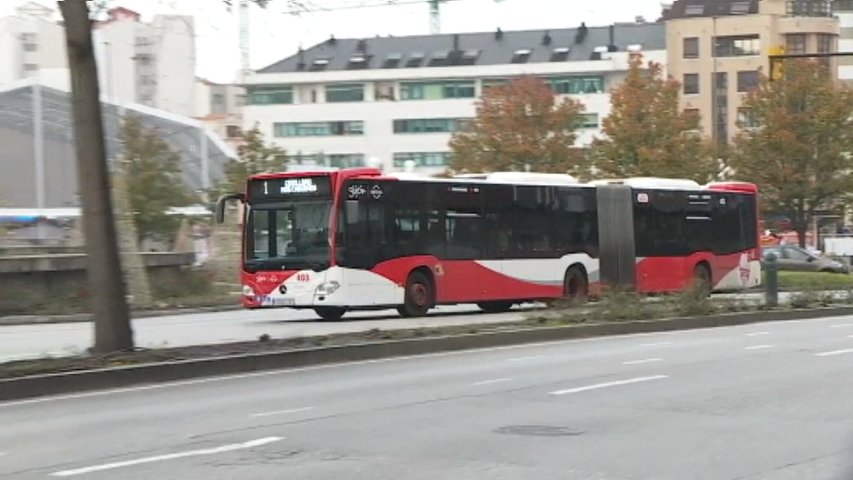 Autobús llegando a la plaza del Humedal en Gijón