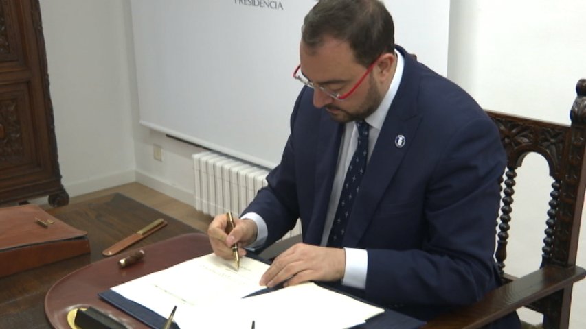 Adrián Barbón firma los Presupuestos Generales del Principado para 2024