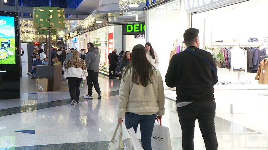 Mucha gente por Parque Principado en plenas rebajas