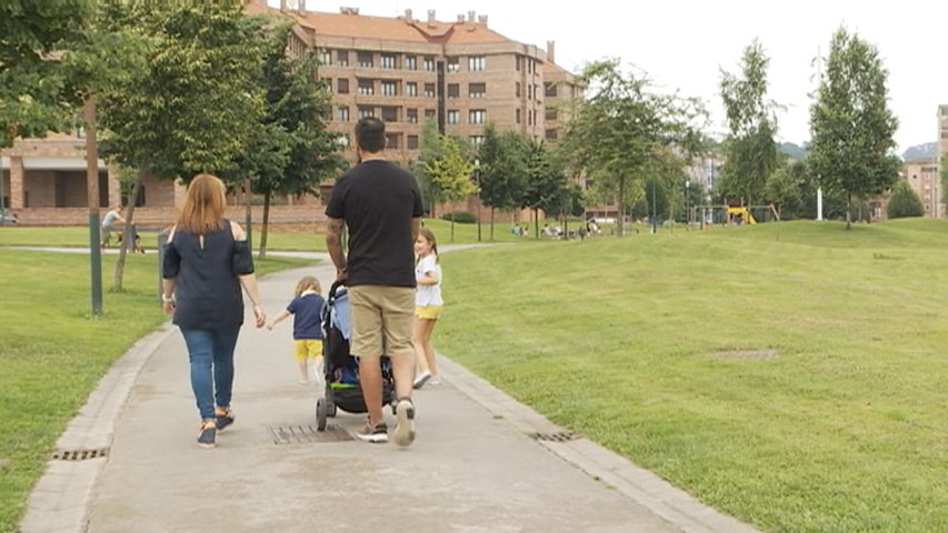 Una familia con dos niños paseando por el parque fluvial de Viesques