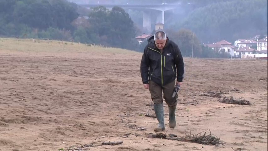 Recogida de micropellets en una playa del País Vasco