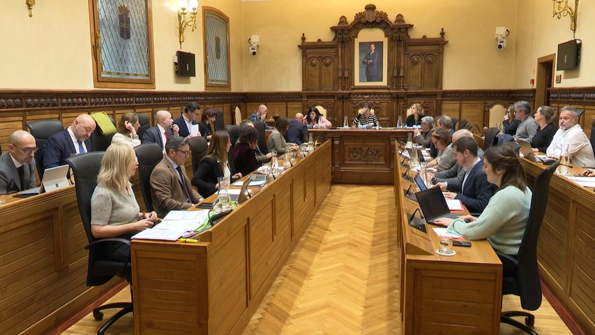 Los gijoneses tendrán bandera y plaza de España con el apoyo de Foro, PP y Vox